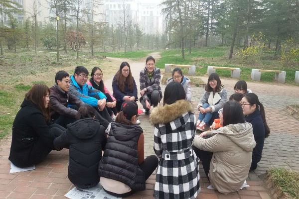 图为大家在进行交流学习。记者:马红萍 摄。.jpg
